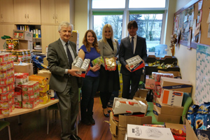 Hospicjum przekazanie podarków Świąteczne akcje charytatywne